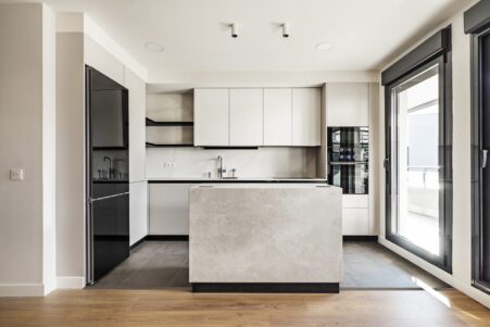 Front,View,Of,A,Modern,Designer,Kitchen,With,Smooth,Handleless